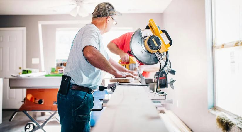 Sokan nem tudják: nem csak védett korban tilos kirúgni a dolgozót