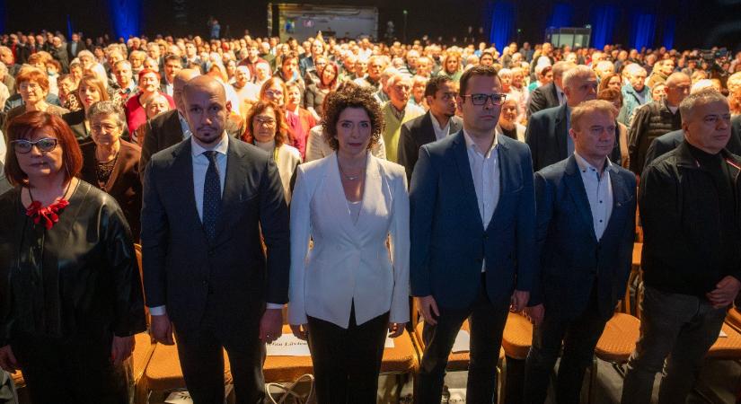 DK-kampánynyitó: „egyre durvább, tesztoszteronvezérelt, gyűlölködő erőfitogtatás zajlik”