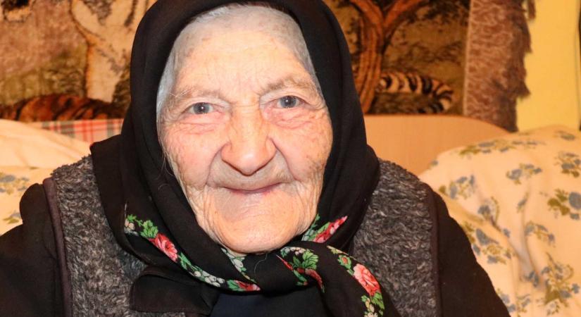 „A házasság nemcsak érzés, hanem vállalás” – A 101 éves kárászteleki Anna mamával beszélgettünk