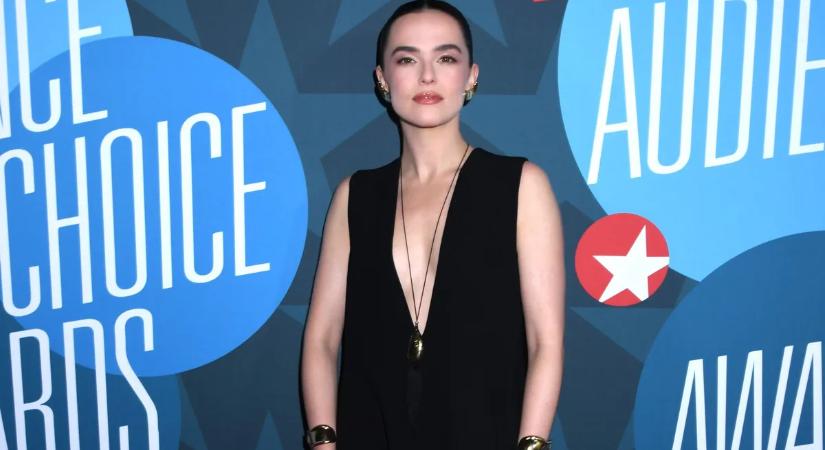 Porcelánszerű test, csodás keblek – Zoey Deutch brutálisan csábító képei