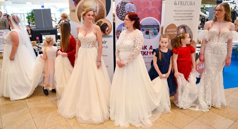 Óriási képgalériában mutatjuk az Esküvő kiállítást, aminek a győri Árkád adott otthont