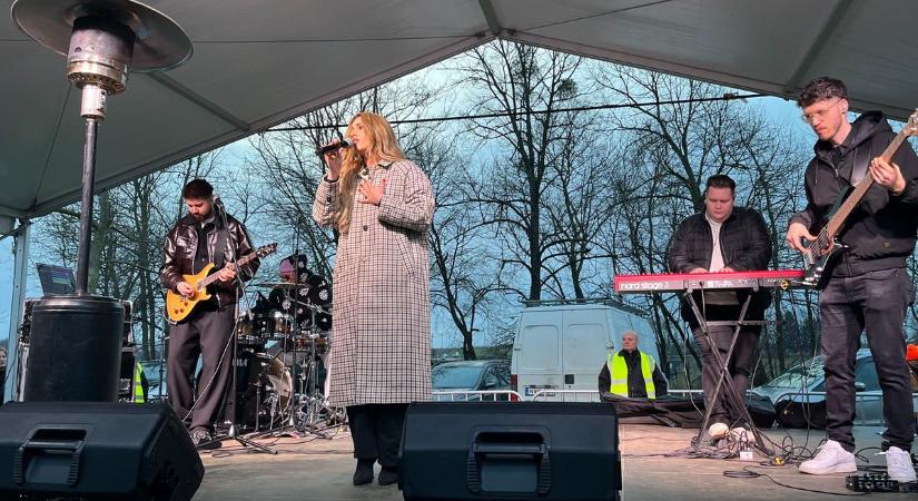 Radics Gigi hazajár Vasba - A böllérverseny sztárfellépője volt - fotók, videó