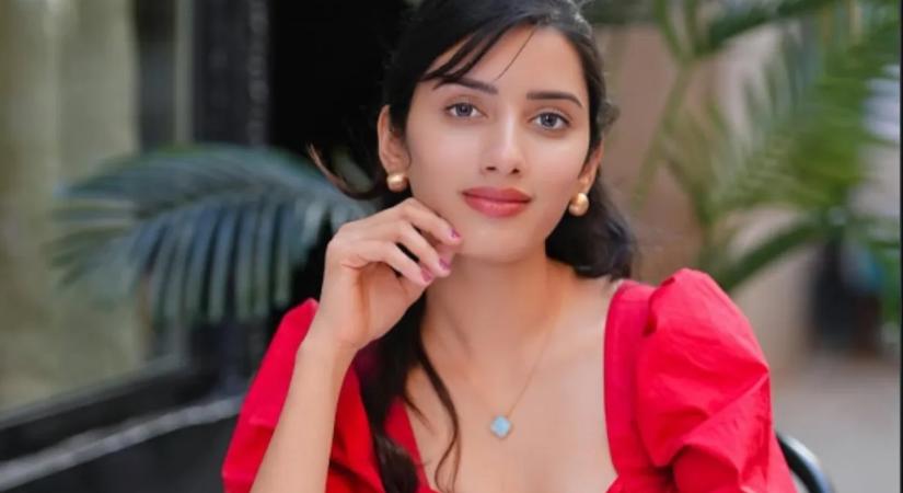 A mesés szépségű indiai influenszer európai módra ledobta a textilt, hogy megmutassa bájait