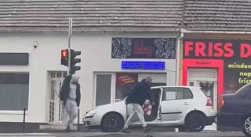 VIDEÓ – Megdöbbentő felvételek a pécsi balhéról, kórházba került a megszúrt férfi