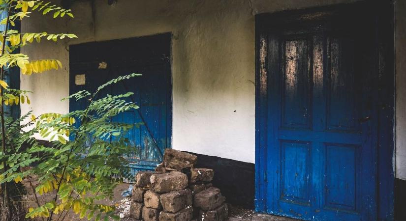 Urbex: a kék ajtók mögött még élnek az emlékek, csak már senki sem nyitja ki őket (galériával)