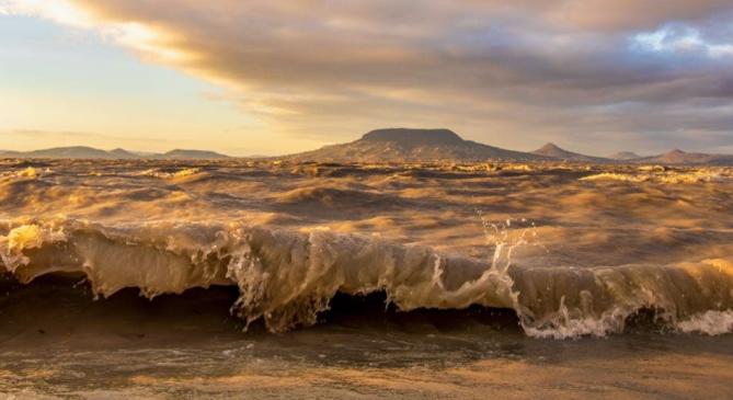 Csapkodtak a hullámok a Balatonon a szélviharban