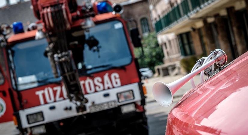 Kigyulladt egy társasház a VI. kerületben
