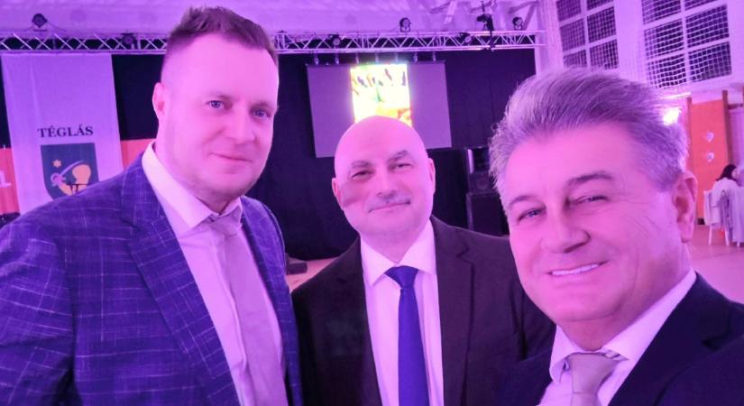 Töretlenül rajong Téglás fideszes polgármestere Tasó Lászlóért