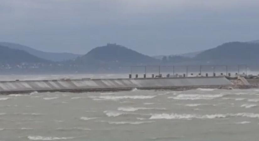 128 km/órás orkán csapott le a Balatonra – fákat döntött ki, leállt a vasúti közlekedés
