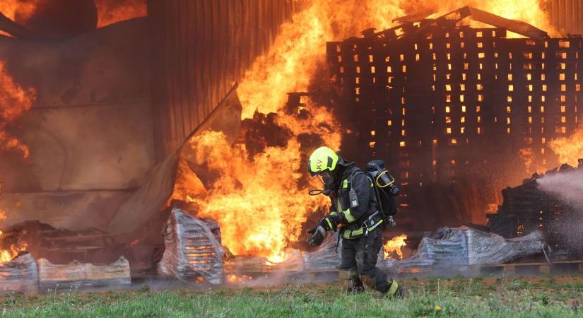 Istállót leptek el a lángok Somogysámsonban – még zajlanak a munkálatok