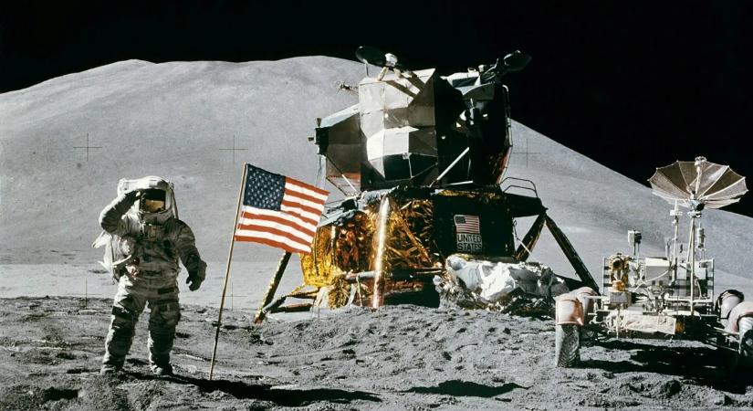 A 9 legbizarrabb tárgy, amit a Holdon hagytak