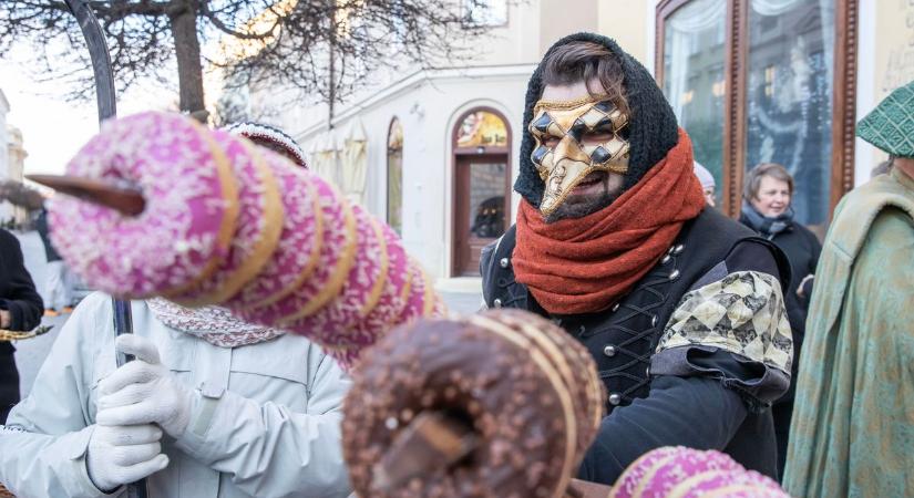 Szeles hideg ide vagy oda: vidám tánccal, bőgőtemetéssel és fánkevő versennyel űzték a telet Székesfehérváron (galéria, videó)