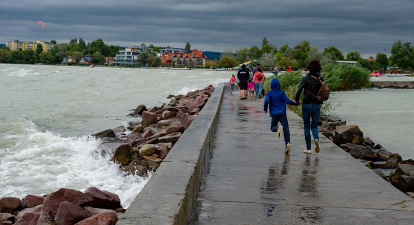 Orkán erejű, 128 km/órás szél csapott le a Balatonra, a déli vonalon leállt a vasúti közlekedés