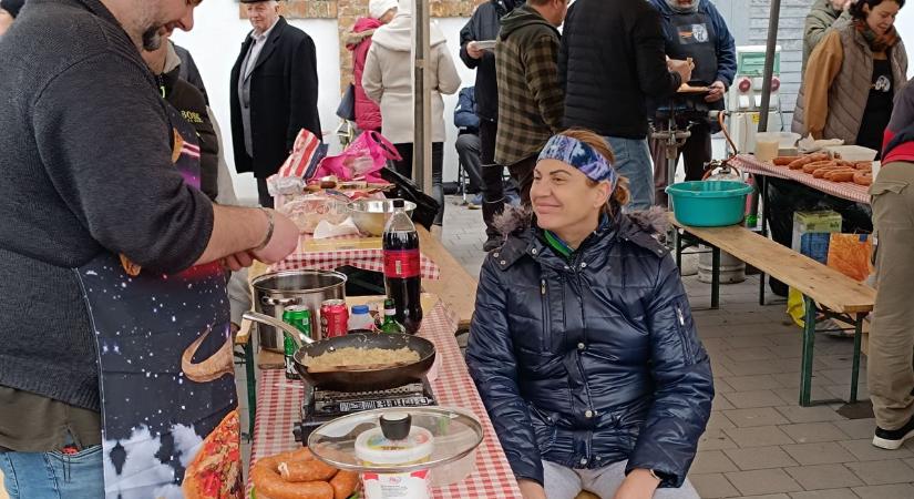 Kolbásztöltő fesztivált rendeztek Pentelén (képgaléria, videó)