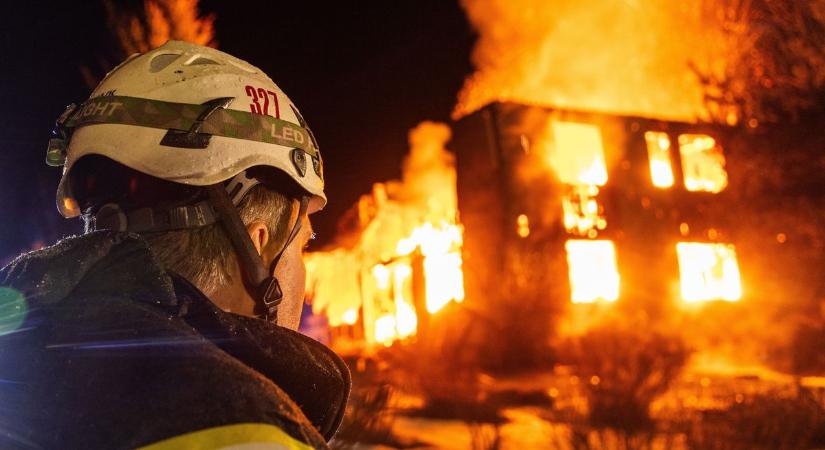 Kigyulladt egy épület a zalai településen, 3 város tűzoltói dolgoznak a helyszínen
