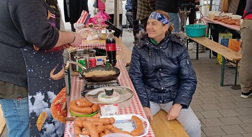 Sült a kolbász a pentelei Mondbach-kúriában – mutatjuk, kik vitték a prímet