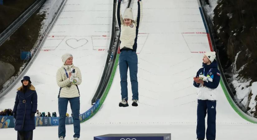 Óriási izgalmak közepette duplázott, normálsánc után nagysáncon is olimpiai bajnok Strøm