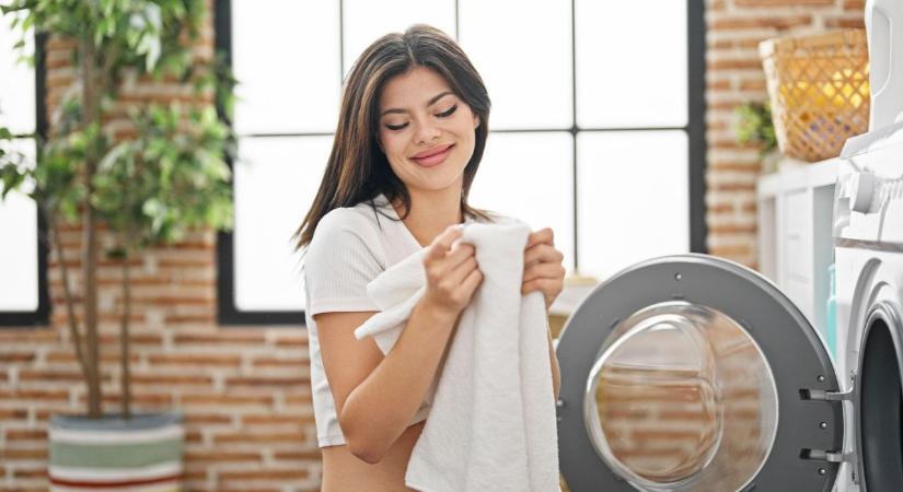 Mosóparfüm-kisokos: hova és mennyit öntsünk? Miben más, mint az öblítő?