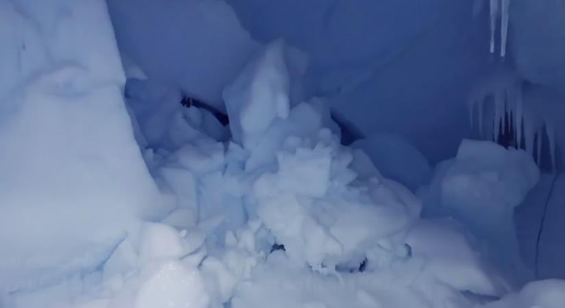 Így néz ki belülről a Végítélet-gleccser – kamerát küldtek le 1000 méter mélyre