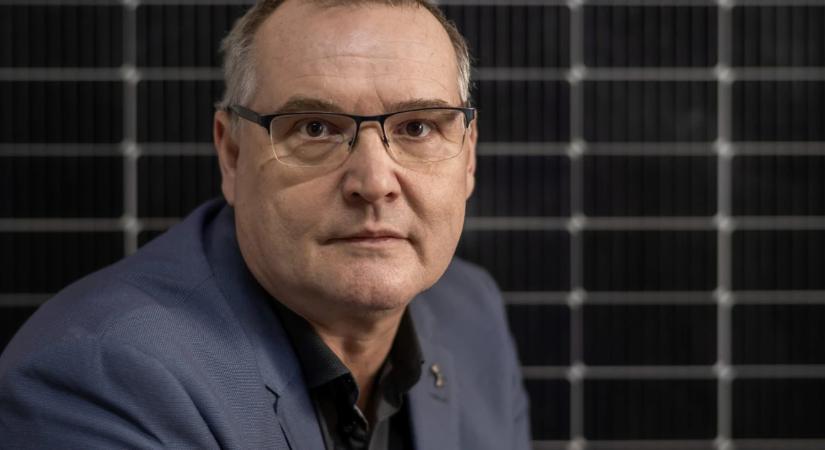 Az ember kifizet napelemes rendszerre ötmilliót, és az addig 50 ezres villanyszámlájából 400 ezer lesz