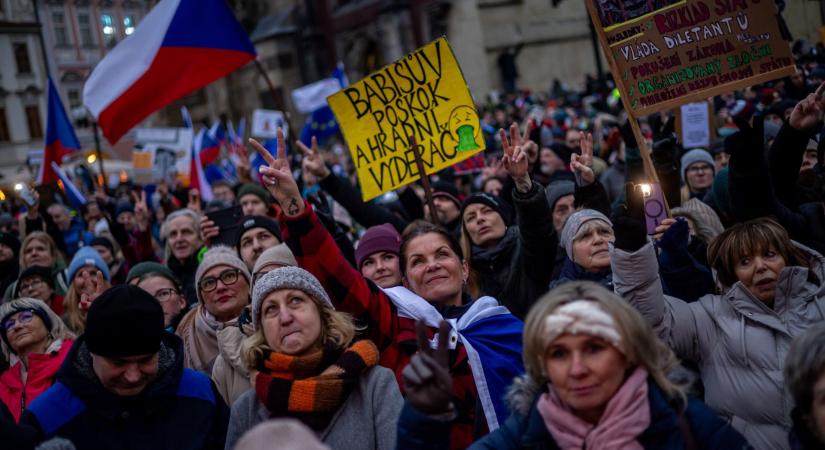 Csehország: ismét tömegek mentek az utcára Petr Pavelért