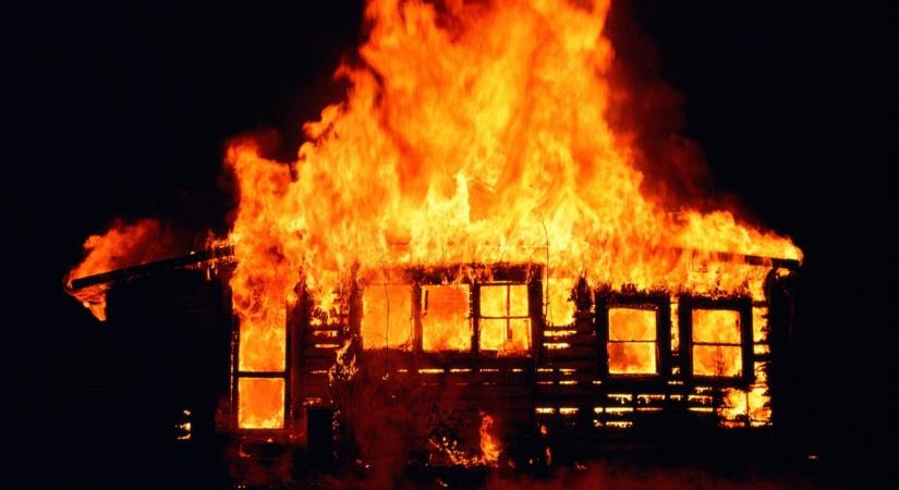 Nyolcvan négyzetméteren területen pusztítottak a lángok Jászdózsán