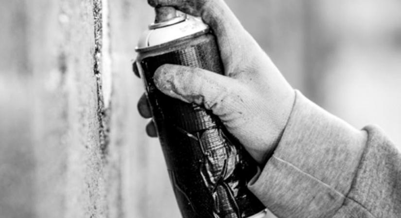 Egy győri férfi rendre f@szt rajzolt a szomszéd házára