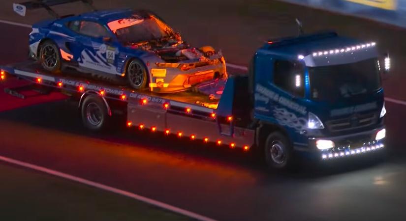 A profi pilótát is sokkolta, amikor 250-nél kengurut gázolt