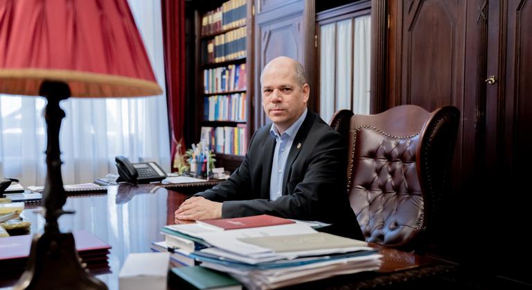 A legfőbb ügyész szerint nem a politikusoknak, hanem a törvényeknek kell megfelelni