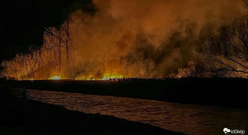 Hatalmas tűz a Balatonnál, a túlpartról is látszik – videó