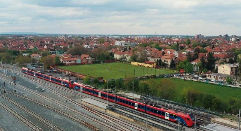 A szerbek bemutatták a kínai vonatokat, amik a Budapest–Belgrád vasútvonalon fognak közlekedni: bőrülések, kávégép és 500 férőhely – videó