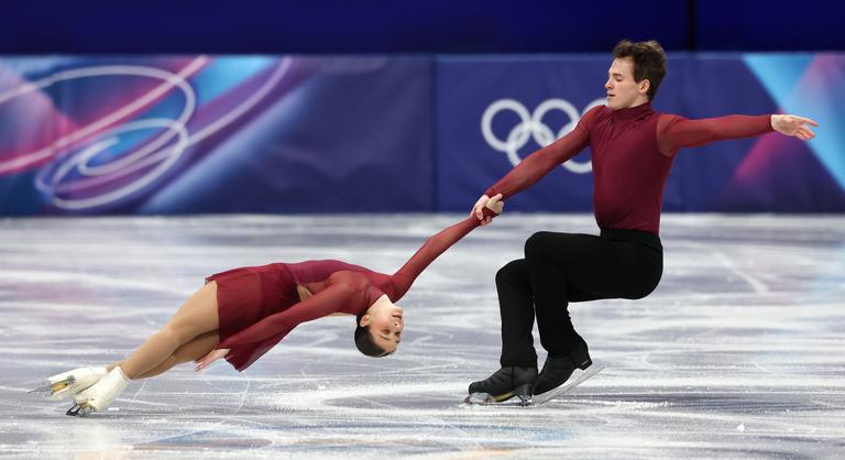 A magyar műkorcsolya páros a negyedik helyről várja a hétfői kűrt – olimpiai program