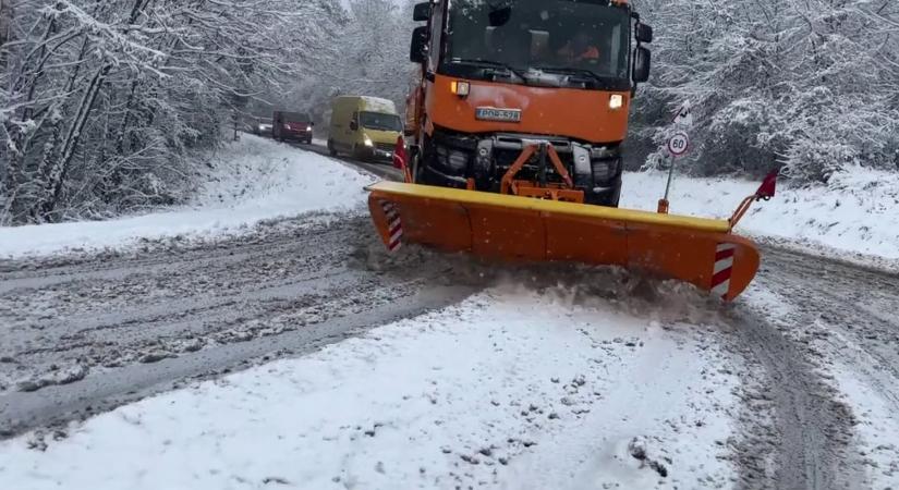 Figyelmeztetést adtak ki a havazás miatt, de az egyik vármegyében ónos eső szakad le
