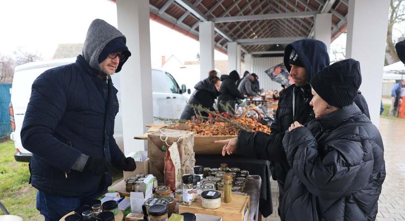 Vihar ide vagy oda, falták a finomságokat a Hóci parti piacon (galéria)