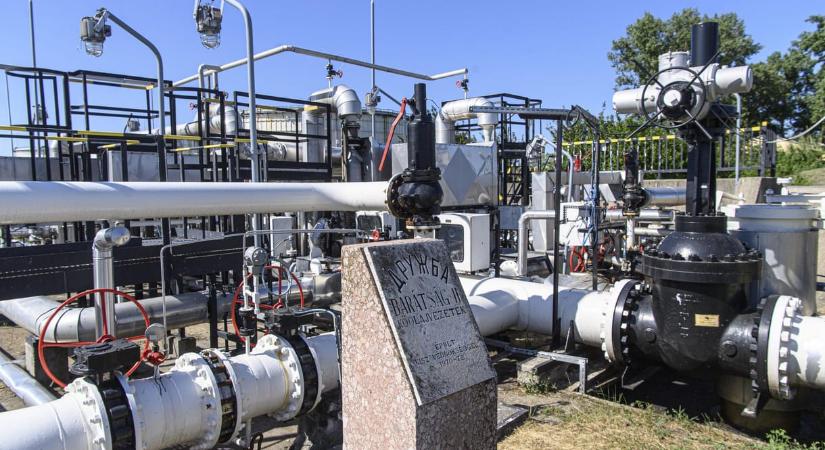 Teljesen indokolatlan a magyar függés az orosz olajtól, de legalább a Mol és az Orbánhoz köthető körök jól járnak vele