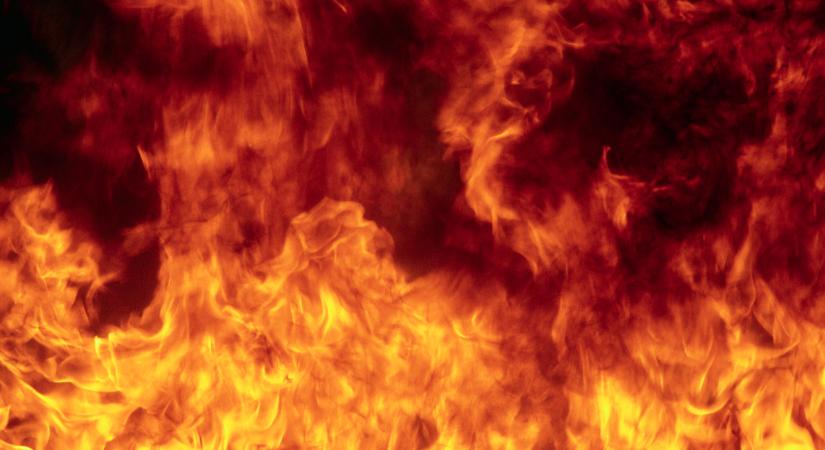 Hatalmas tűz pusztított a Balatonnál: még a túlpartról is látszottak a lángok  Fotók