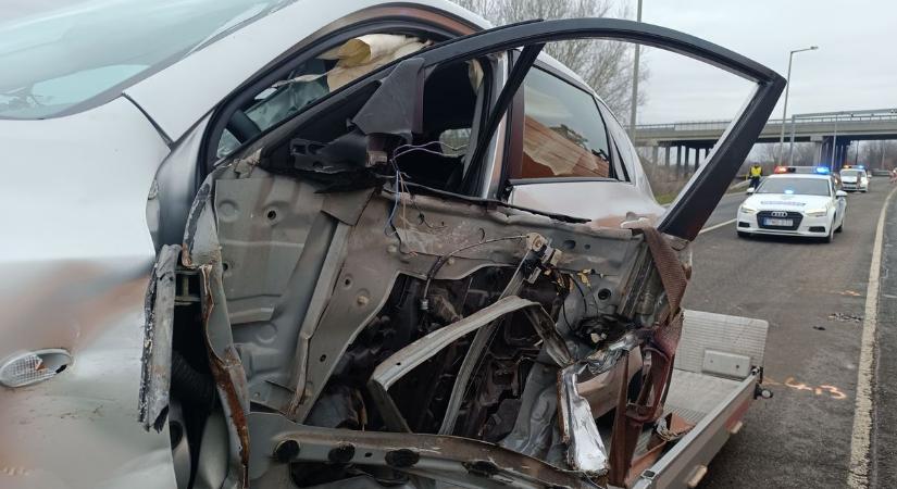 Öt embert szállítottak kórházba az 51-esen történt baleset helyszínéről