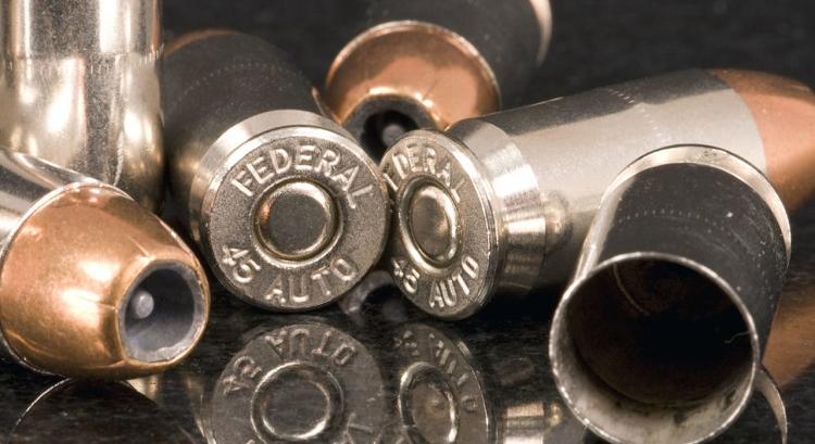 Rajtaütöttek az idős férfin: nem adta le a fegyvereit