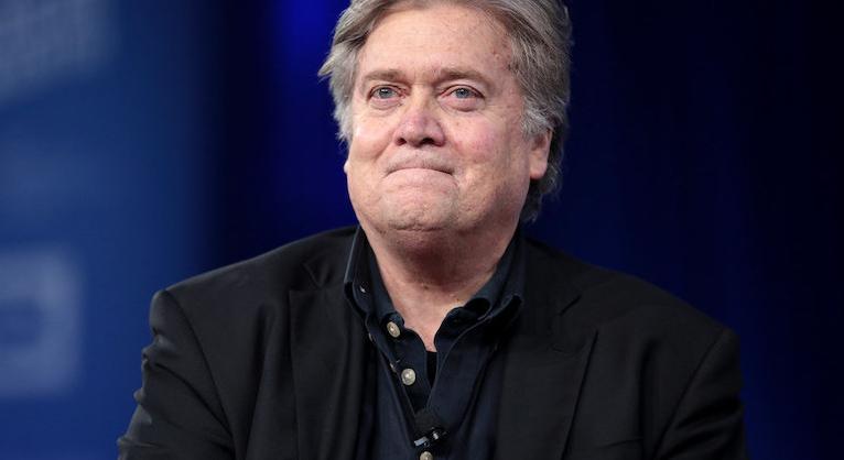 Bannon arról írt Epsteinnek, politikailag kicsinálják Ferenc pápát