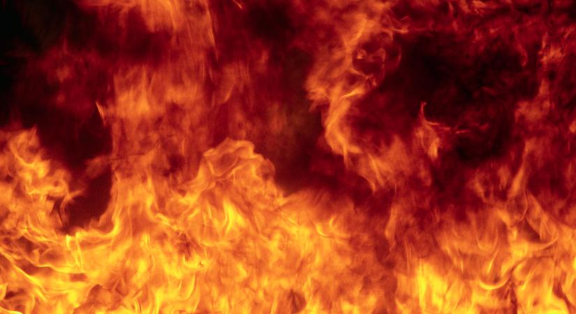 Akkora tűz ütött ki a Balatonnál, hogy a túlparton is látni a lángokat