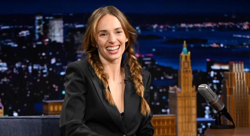 Itt az első fotó, férjhez ment a Strager Things sztárja, Maya Hawk