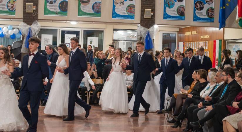 Szalagtűzés a Sport és Kreatív Technikumban - fotók