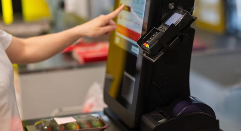 Kiderült az önkiszolgáló kasszák legnagyobb hibája, ítéletet mondtak róla a szolnokiak
