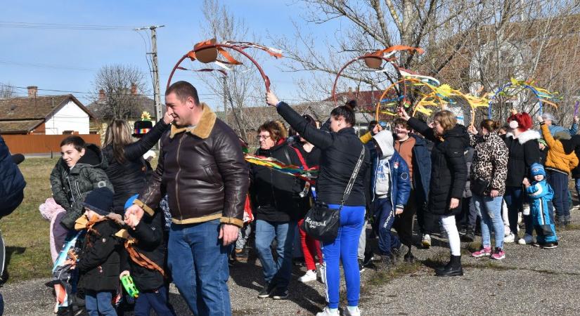 Kántálva, jelmezben űzték el a telet a karcagi óvodások – galériával