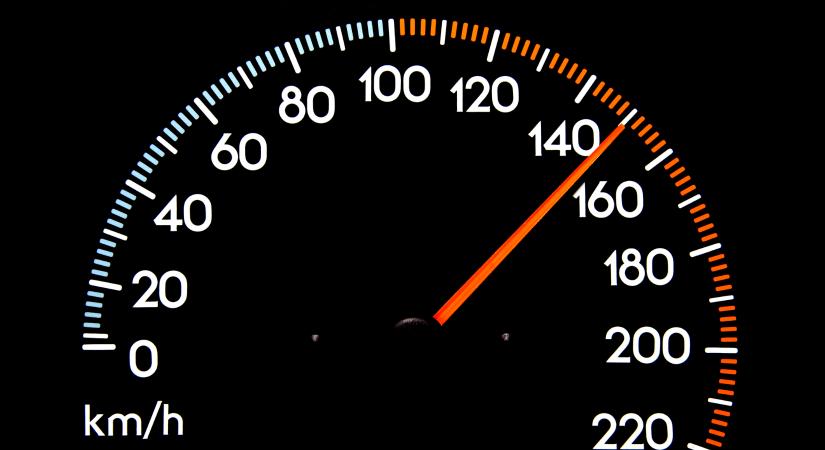 Nálunk óriási vita van róla, a csehek bevezették: lehet okosan emelni az autópályás tempót?