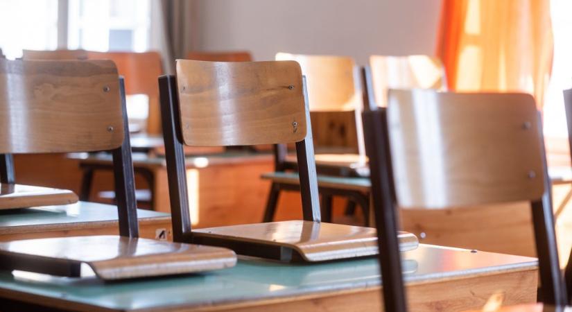 Ingyen repülhet a Maldív-szigetekre, aki Babótra megy tanítani