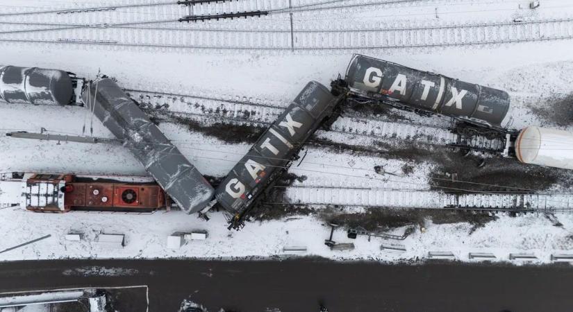 Mentők, tűzoltók és rendőrök a linzi pályaudvaron: felborult és kisiklott egy tehervonat több kocsija