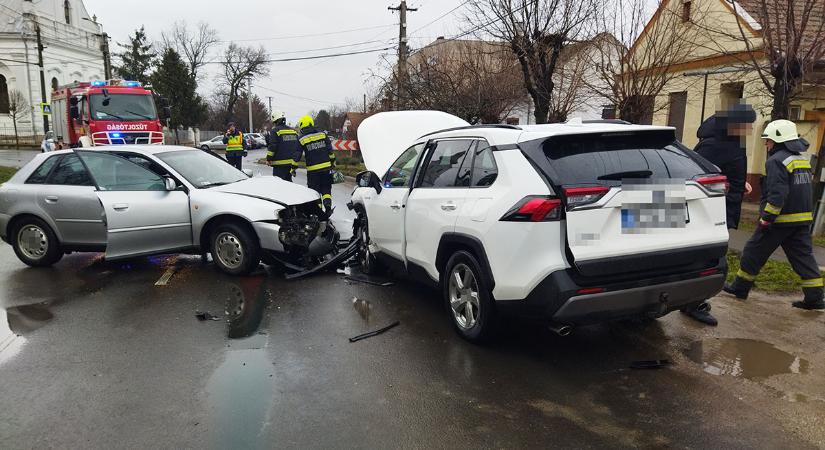 Két autó ütközött Mezőberényben, hárman kórházba kerültek