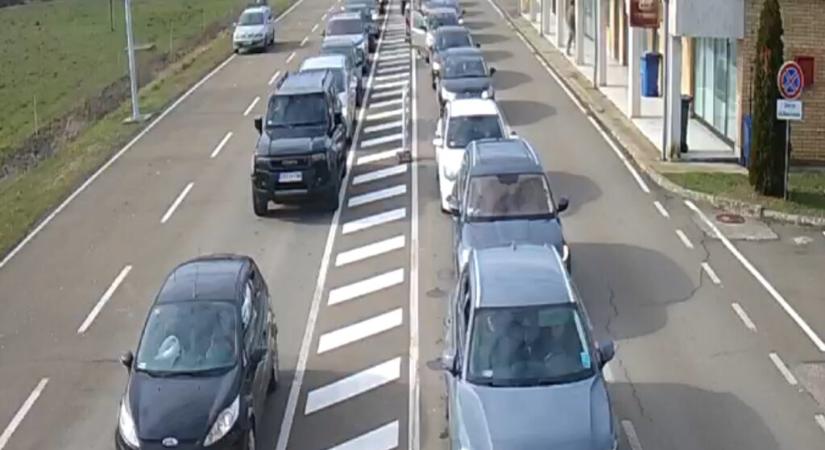 Több mint két órát kell várni Királyhalomnál, káosz várható a határokon