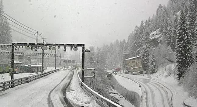 Lavina sodort le egy vonatot a sínről Svájcban